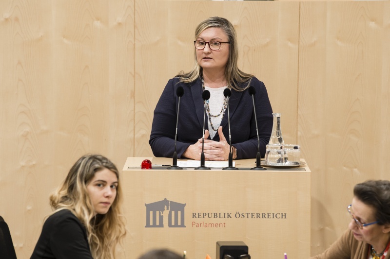 Am Rednerpult: Bundesrätin Claudia Hauschildt-Buschberger (G)