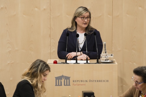 Am Rednerpult: Bundesrätin Claudia Hauschildt-Buschberger (G)