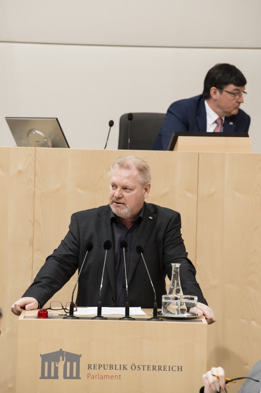 Am Rednerpult: Bundesrat Horst Schachner (S)