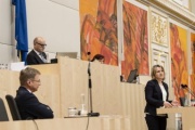 Am Rednerpult: Bundesrätin Johanna Miesenberger (V)