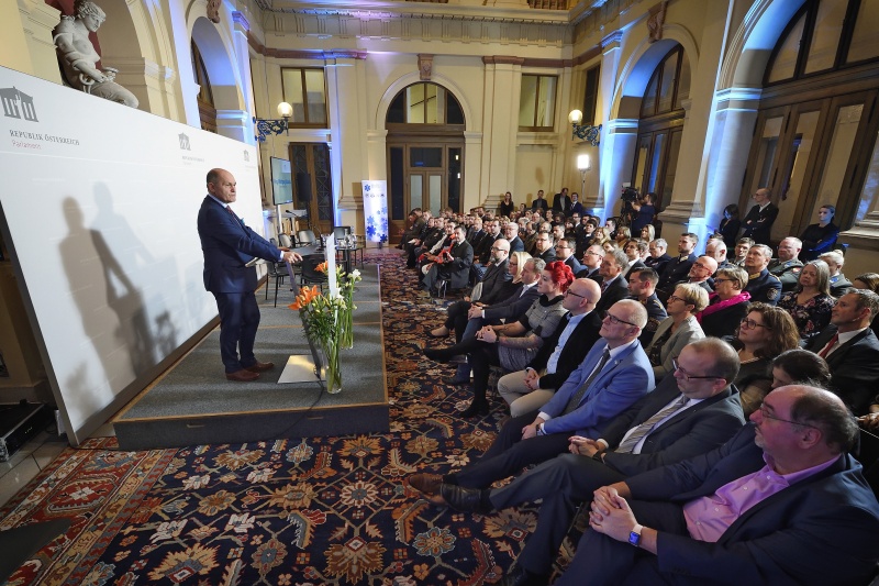 Begrüßung durch Nationalratspräsident Wolfgang Sobotka (V). Blick Richtung VeranstaltungsteilnehmerInnen