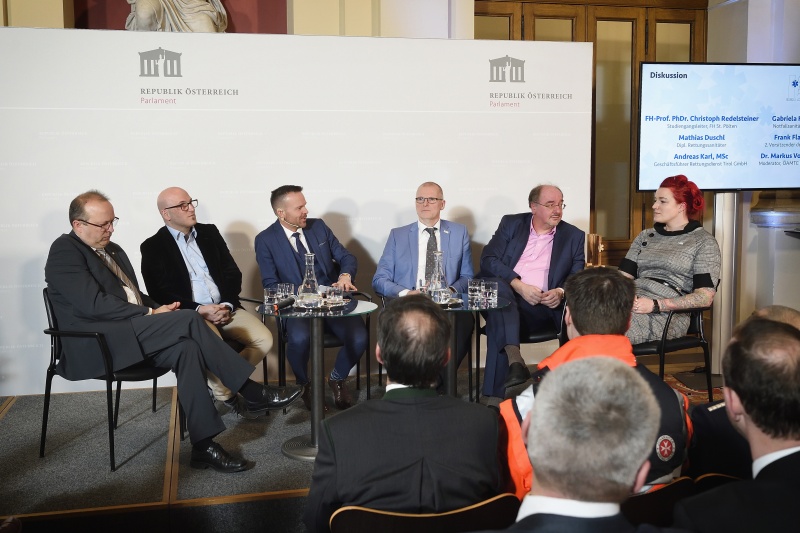 Von links: Geschäftsführer Rettungsdienst Tirol GmbH Andreas Karl, Diplomierter Rettungssanitäter Schweiz Mathias Duschl, Moderator Markus Voglauer, 2. Vorsitzender des DBRD Frank Flake, FH St. Pölten Christoph Redelsteiner, Notfallsanitäterin Gabriela Hein