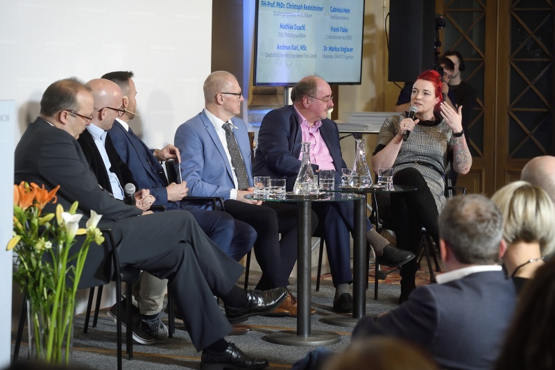 Von links: Geschäftsführer Rettungsdienst Tirol GmbH Andreas Karl, Diplomierter Rettungssanitäter Schweiz Mathias Duschl, Moderator Markus Voglauer, 2. Vorsitzender des DBRD Frank Flake, FH St. Pölten Christoph Redelsteiner, Notfallsanitäterin Gabriela Hein