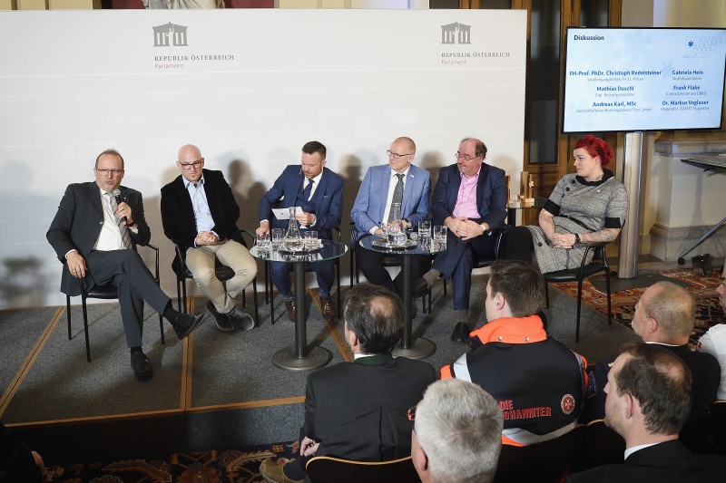 Von links: Geschäftsführer Rettungsdienst Tirol GmbH Andreas Karl, Diplomierter Rettungssanitäter Schweiz Mathias Duschl, Moderator Markus Voglauer, 2. Vorsitzender des DBRD Frank Flake, FH St. Pölten Christoph Redelsteiner, Notfallsanitäterin Gabriela Hein