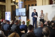 Von links: Moderator Markus Voglauer, Schriftführerin des BVRD Claudia Schwarz. VeranstaltungsteilnehmerInnen