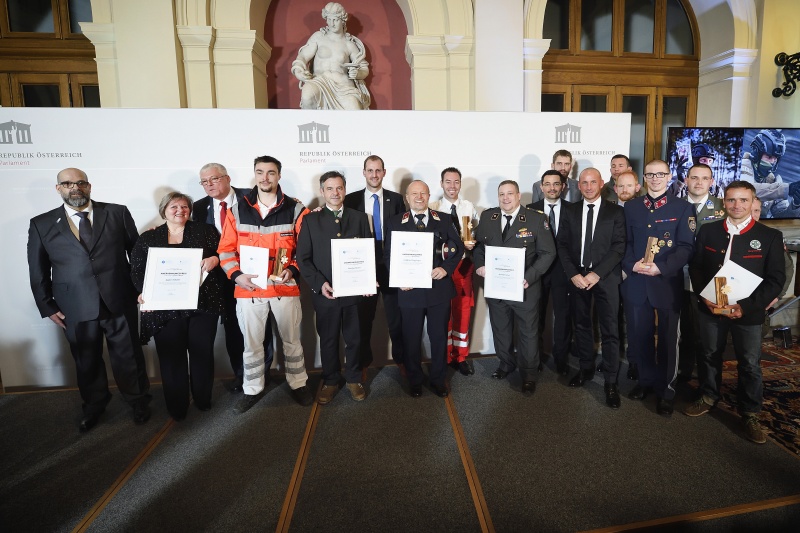 Gruppenfoto der Preisträger mit Sponsoren