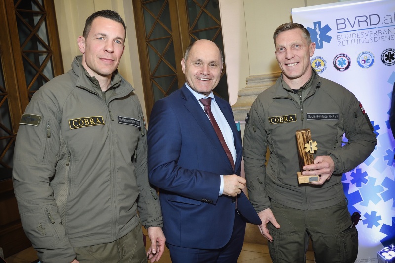 Nationalratspräsident Wolfgang Sobotka (V) mit Preisträgern