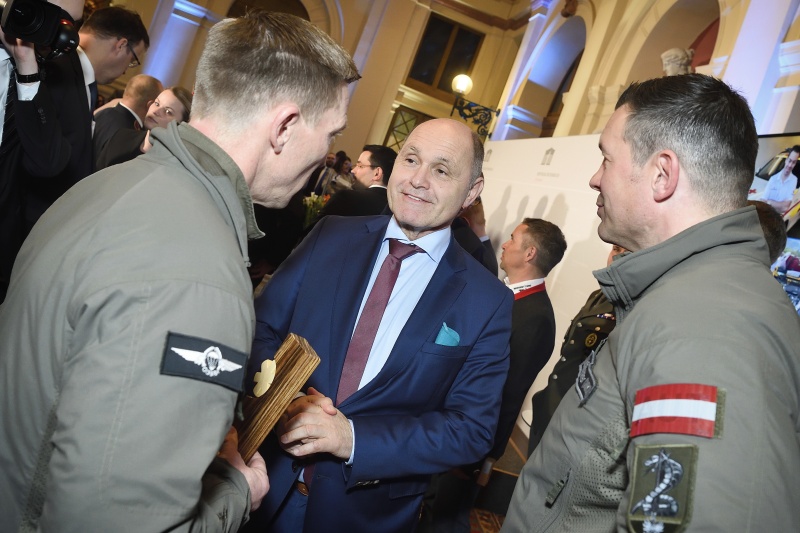 Nationalratspräsident Wolfgang Sobotka (V) mit Preisträgern