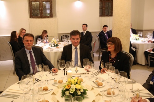 Abendempfang. Von links:  Kroatischer Parlamentspräsident Gordan Jandroković, Veranstaltungsteilnehmer,  Serbische Parlamentspräsidentin Maja Gojković