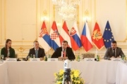 Slowakischer Parlamentspräsident Andrej Danko ( 3. von links) während der Aussprache