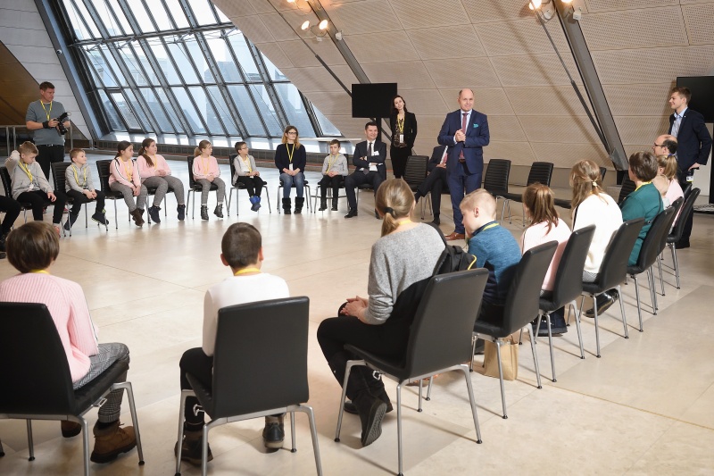 Nationalratspräsident Wolfgang Sobotka (V) begrrüßt  Waiserkinder aus Russland und der Ukraine