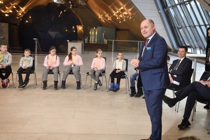 Nationalratspräsident Wolfgang Sobotka (V) begrrüßt  Waiserkinder aus Russland und der Ukraine