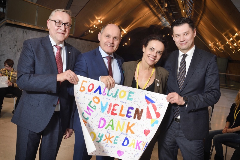 Von links: Russischer Botschafter in Österreich Dmitrij Ljubinskij, Nationalratspräsident Wolfgang Sobotka (V), Verein Kleine Herzen Pascale Vayer, Ukrainischer Botschafter in Österreich Olexander Scherba