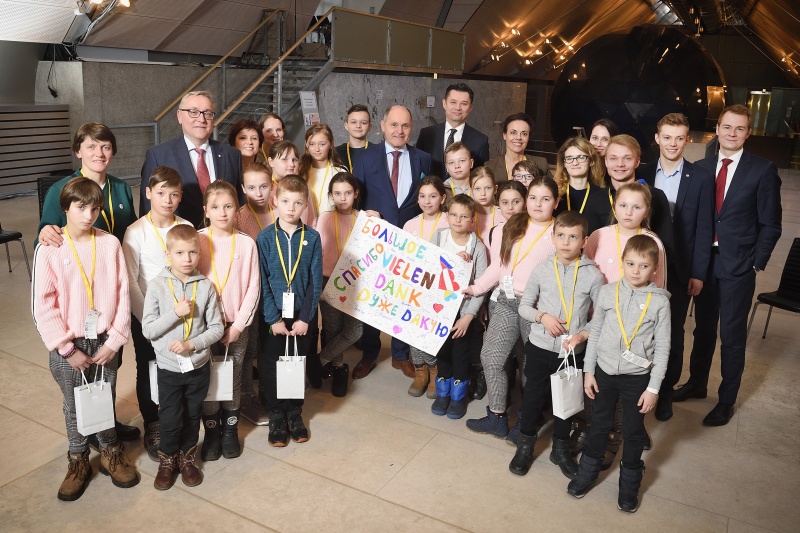 Nationalratspräsident Wolfgang Sobotka (V) mit Waiserkindern aus Russland und der Ukraine