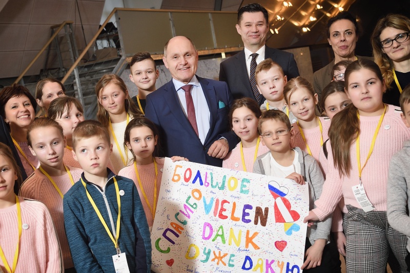 Nationalratspräsident Wolfgang Sobotka (V), Ukrainischer Botschafter in Österreich Olexander Scherba, Verein Kleine Herzen Pascale Vayer mit Waiserkindern aus Russland und der Ukraine