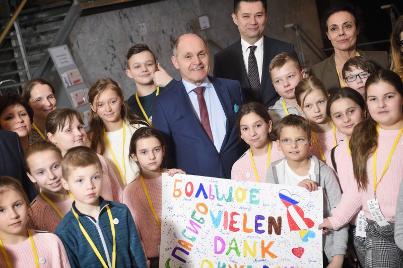 Nationalratspräsident Wolfgang Sobotka (V), Ukrainischer Botschafter in Österreich Olexander Scherba, Verein Kleine Herzen Pascale Vayer mit Waiserkindern aus Russland und der Ukraine