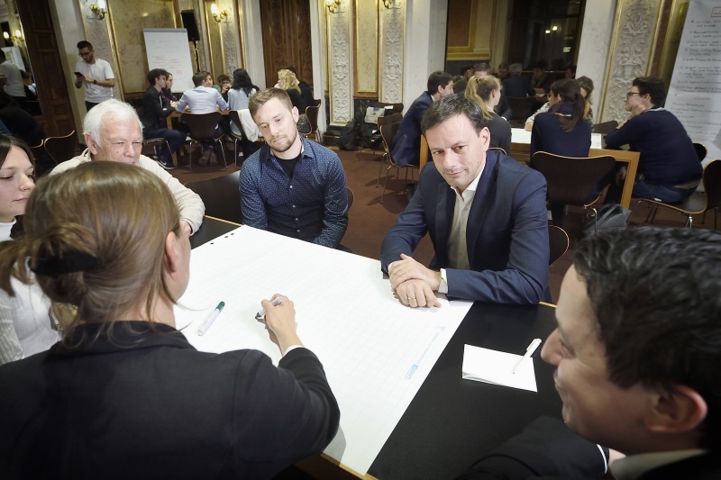 Nationalratsabgeordneter Ernst Gödl (V) (rechts)  mit  VeranstaltungsteilnehmerInnen