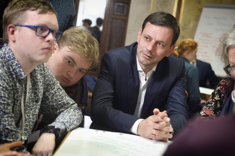 Nationalratsabgeordneter Ernst Gödl (V) mitVeranstaltungsteilnehmerInnen