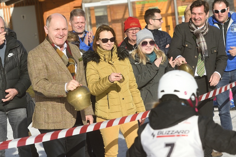 Nationalratspräsident Wolfgang Sobotka (V) feuert die Waiserkindern beim Skirennen an