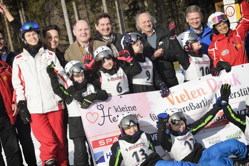 Nationalratspräsident Wolfgang Sobotka (V) mit Waiserkindern aus Russland und der Ukraine