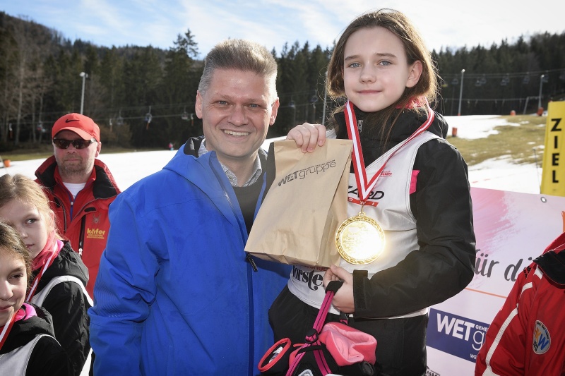 Nationalratsabgeordneter Andreas Hanger (V) mit Waiserkind bei der Siegerehrung