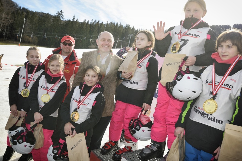 Nationalratspräsident Wolfgang Sobotka (V) mit Waiserkindern aus Russland und der Ukraine