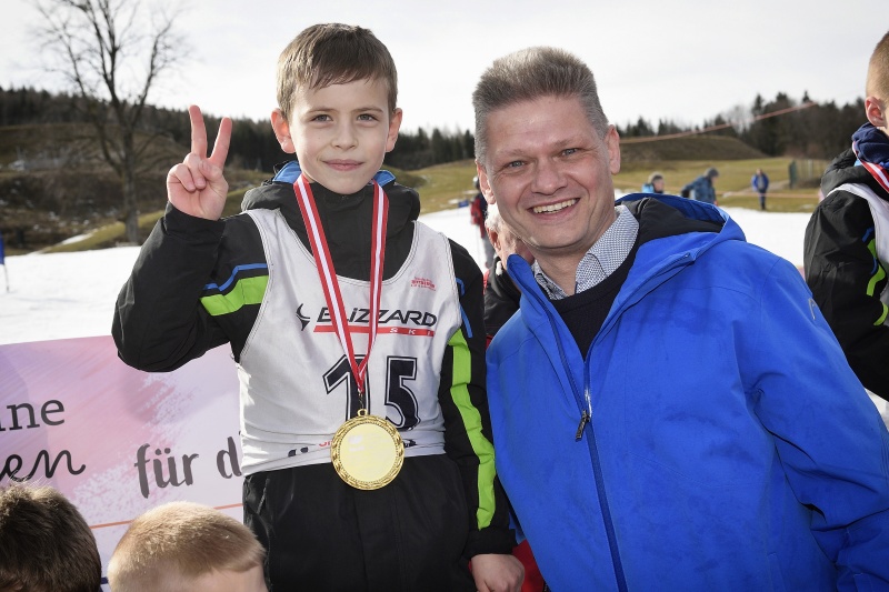 Nationalratsabgeordneter Andreas Hanger (V) mit Waisenkind bei der Siegerehrung