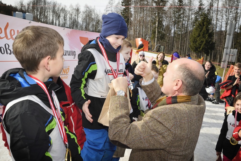 Nationalratspräsident Wolfgang Sobotka (V) mit Waiserkindern aus Russland und der Ukraine bei der Siegerehrung