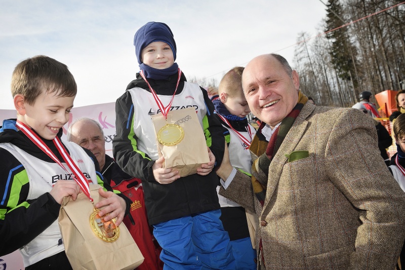 Nationalratspräsident Wolfgang Sobotka (V) mit Waiserkindern aus Russland und der Ukraine bei der Siegerehrung