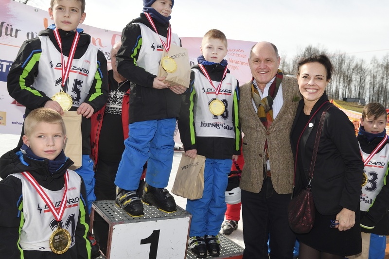 Nationalratspräsident Wolfgang Sobotka (V) mit Waiserkindern aus Russland und der Ukraine bei der Siegerehrung