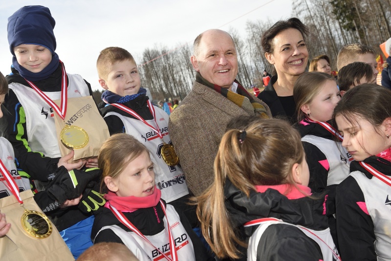 Nationalratspräsident Wolfgang Sobotka (V) mit Waiserkindern aus Russland und der Ukraine bei der Siegerehrung