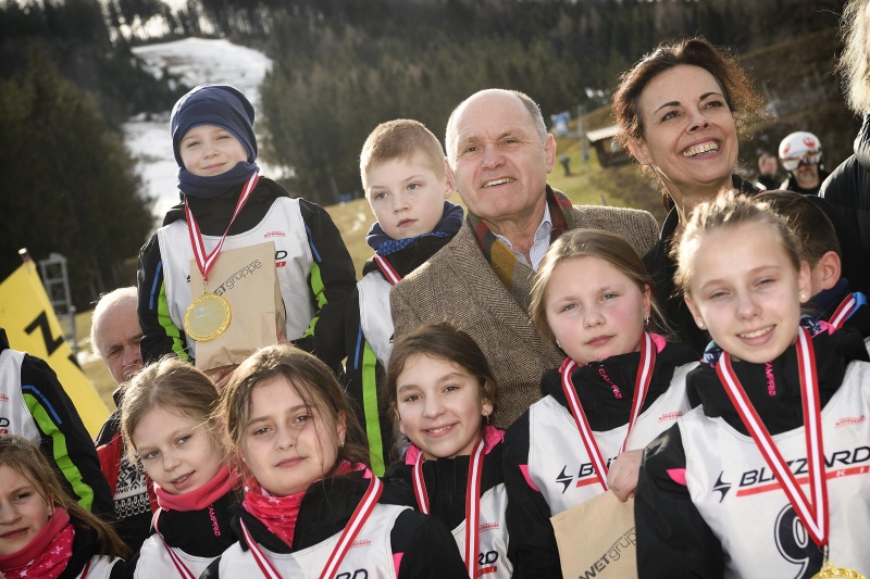Nationalratspräsident Wolfgang Sobotka (V) mit Waiserkindern aus Russland und der Ukraine bei der Siegerehrung