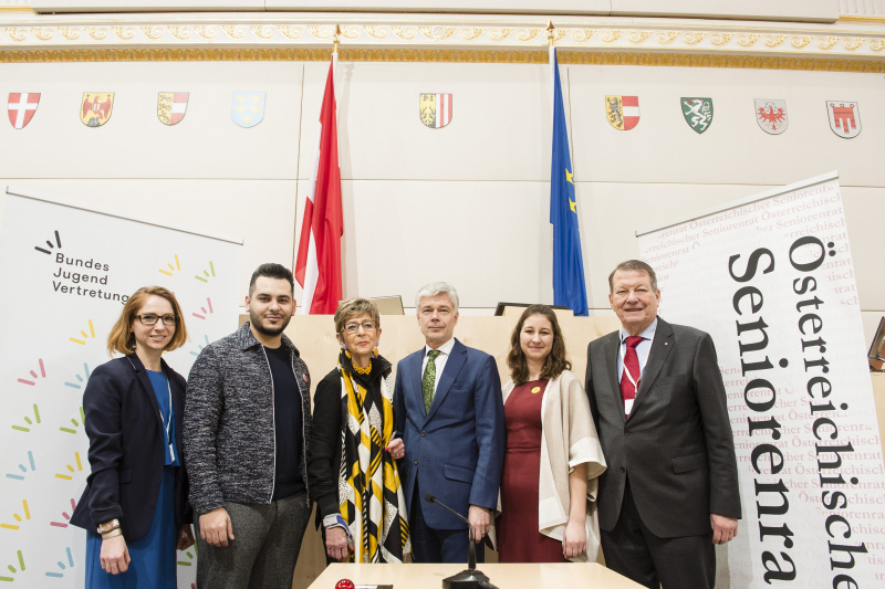 Von links: Fit for Internet Valerie Michaelis, Vorsitzender Bundesjugendvertretung Derai Al Nuaimi, Präsidentin Österreichischer Seniorenrat Ingrid Korosec, Parlamentsdirektor Harald Dossi, Vorsitzende Bundesjugendvertretung Caroline Pavitsits, Präsident Österreichischer Seniorenrat Peter Kostelka