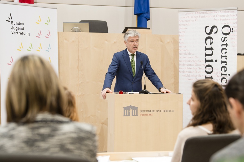 Am Rednerpult: Parlamentsdirektor Harald Dossi