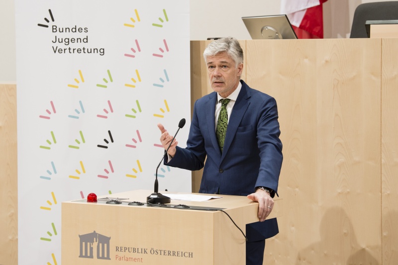 Am Rednerpult: Parlamentsdirektor Harald Dossi