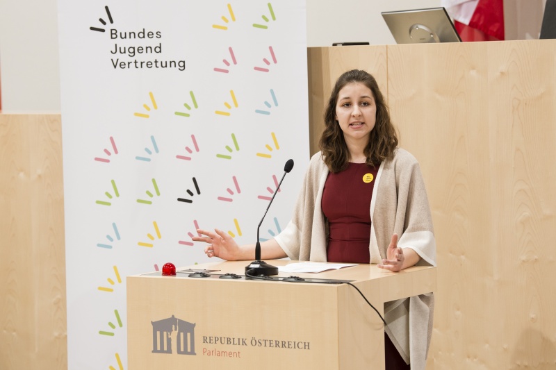 Am Rednerpult: Vorsitzende Bundesjugendvertretung Caroline Pavitsits