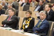 Von rechts: Parlamentsdirektor Harald Dossi, Präsidentin Österreichischer Seniorenrat Ingrid Korosec, Präsident Österreichischer Seniorenrat Peter Kostelka