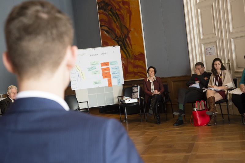 Blick Richtung VeranstaltungsteilnehmerInnen. Im Hintergrund von links: Bundesministerium für Digitalisierung Heike Leimbach,  Präsident Österreichischer Seniorenrat Peter Kostelka, Vorsitzende Bundesjugendvertretung Caroline Pavitsits