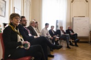 Links: Präsidentin Österreichischer Seniorenrat Ingrid Korosec. Blick Richtung VeranstaltungsteilnehmerInnen