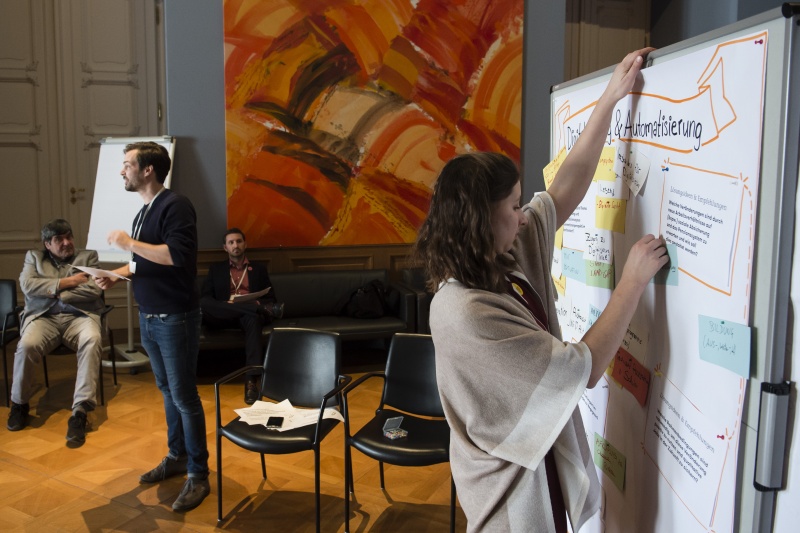 Rechts: Vorsitzende Bundesjugendvertretung Caroline Pavitsits. Blick Richtung VeranstaltungsteilnehmerInnen