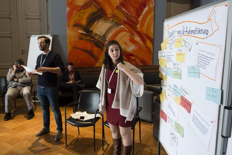 Rechts: Vorsitzende Bundesjugendvertretung Caroline Pavitsits. Blick Richtung VeranstaltungsteilnehmerInnen