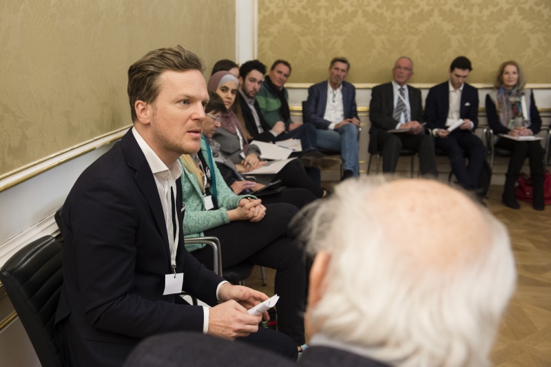 Links: ÖIAT Bernhard Jungwirth. Blick Richtung VeranstaltungsteilnehmerInnen