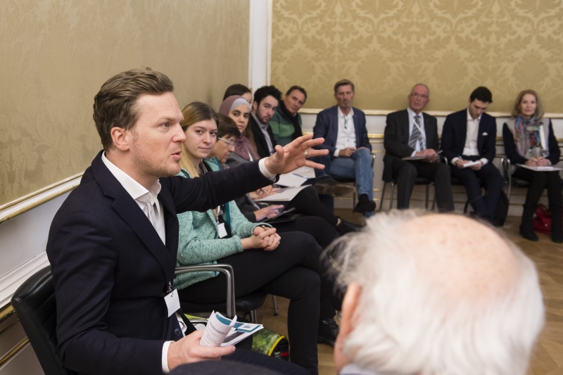 Links: ÖIAT Bernhard Jungwirth. Blick Richtung VeranstaltungsteilnehmerInnen