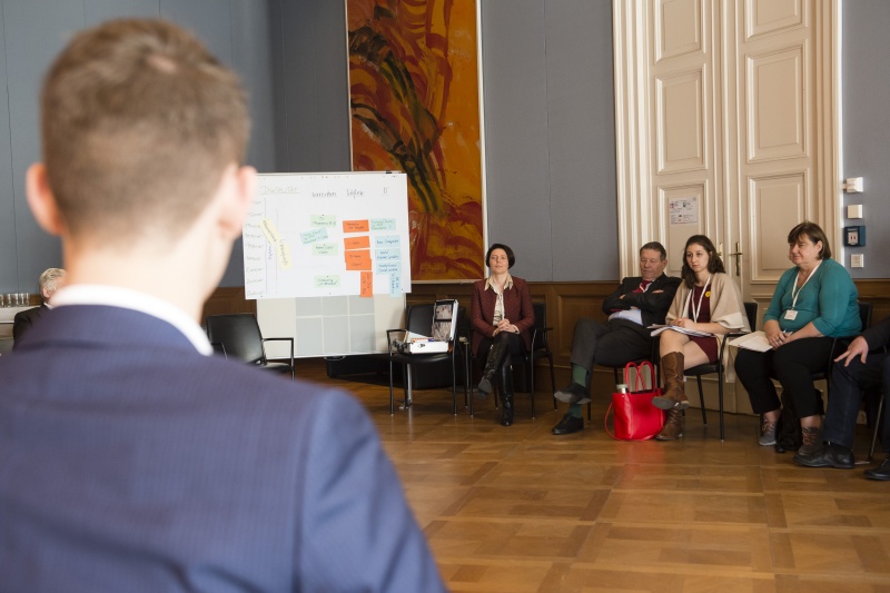 Blick Richtung VeranstaltungsteilnehmerInnen. Im Hintergrund von links: Bundesministerium für Digitalisierung Heike Leimbach,  Präsident Österreichischer Seniorenrat Peter Kostelka, Vorsitzende Bundesjugendvertretung Caroline Pavitsits
