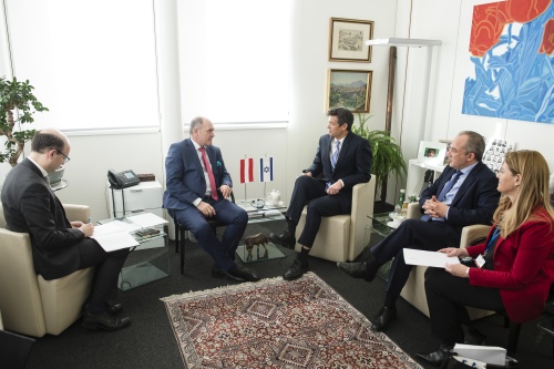 Bildmitte von links: Nationalratspräsident Wolfgang Sobotka (V), Knesset-Abgeordneter Yoaz Hendel, Botschafter von Israel Mordechai Rodgold