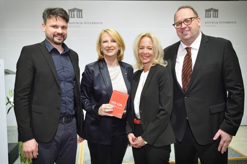 Von links: Autor David Loretto, Zweite Nationalratspräsidentin Doris Bures (S), Autorin Alexandra Schrefler-König, Verlagsleiter Manz-Verlag Heinz Korntner