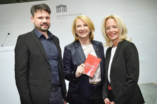 Von links: Autor David Loretto, Zweite Nationalratspräsidentin Doris Bures (S), Autorin Alexandra Schrefler-König