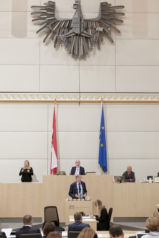 Am Rednerpult Nationalratsabgeordneter Josef Smolle (V)