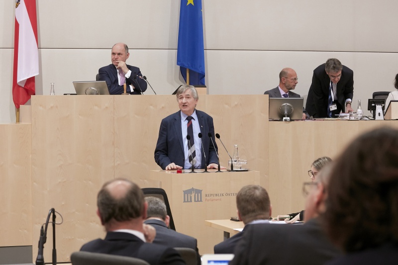 Am Rednerpult Nationalratsabgeordneter Josef Smolle (V)