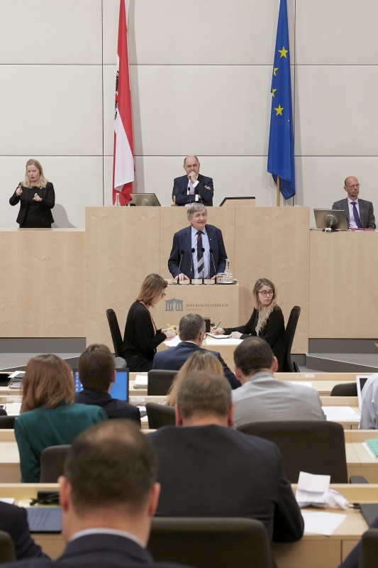 Am Rednerpult Nationalratsabgeordneter Josef Smolle (V)